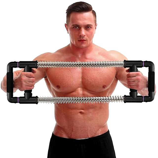 GoFitness Push Down Bar vor der Brust gehalten, zwei verchromte Federn zwischen schwarzen Griffen mit Gelenk