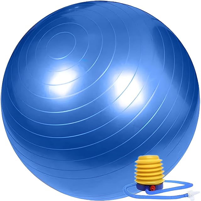 Retoo blauer Gymnastikball mit umlaufenden Rillen, daneben eine gelbe Blasebalg-Fußpumpe