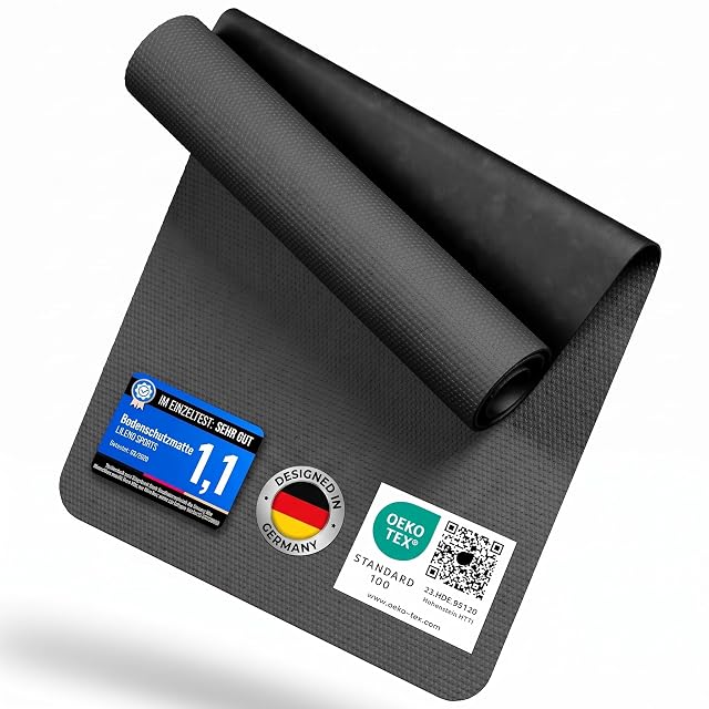 LILENO SPORTS Matte an einer Ecke zurückgerollt, mit einer Prüfkarte 1,1, einem Kreis „Designed in Germany“ und einem OEKO-TEX-Zeichen