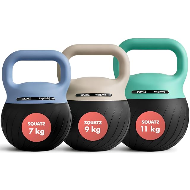 SQUATZ Soft-Kettlebells mit 7, 9 und 11 kg, schwarze Körper unter blauen, sandfarbenen und grünen Griffen