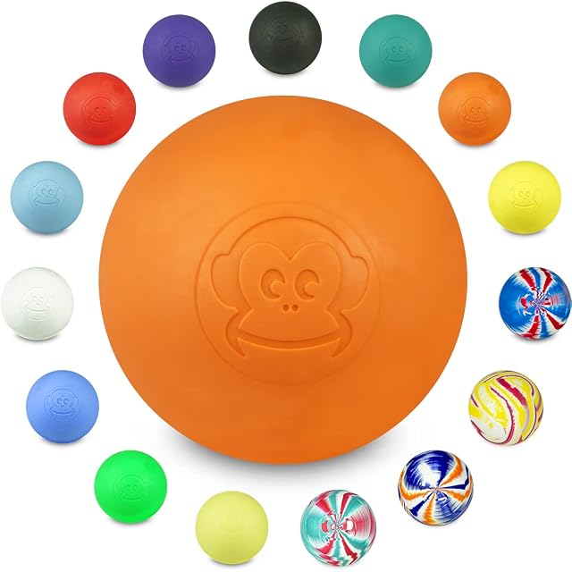 Captain LAX orangefarbener Lacrosse-Ball mit geprägtem Affengesicht, darum herum einfarbige und marmorierte Farbstellungen