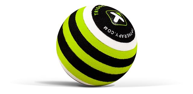TriggerPoint MB1 Ball in Grün, Schwarz und Weiß gebändert, die Adresse tptherapy.com oben gebogen