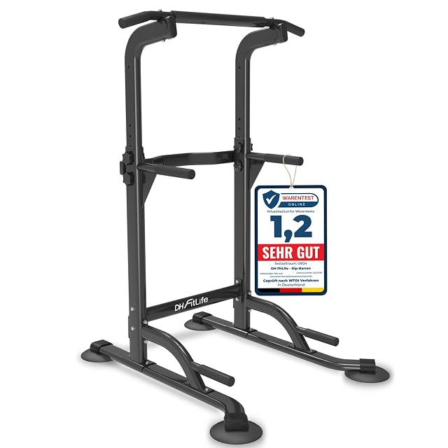 DH FitLife frei stehender Power Tower auf vier Tellerfüßen, ein Schild „Warentest Online 1,2“ am Rahmen befestigt