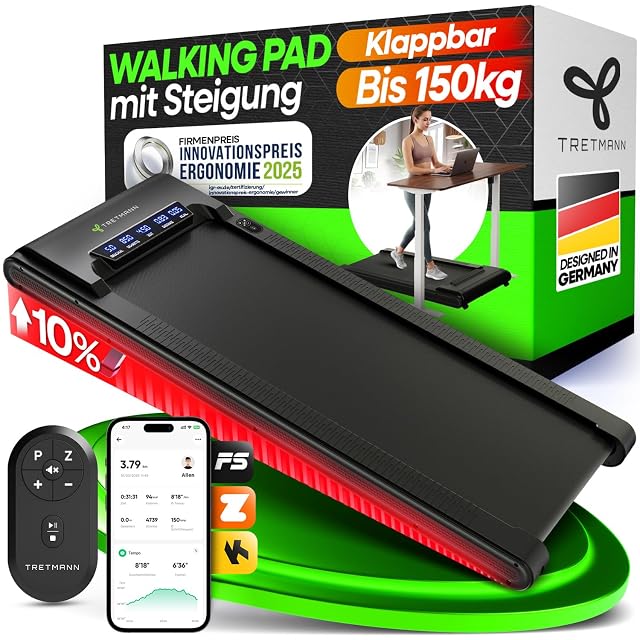 TRETMANN Walking Pad auf seine Steigung von 10 Prozent gestellt, rote Unterleuchtung, Fernbedienung und Anzeige der Anwendung, dahinter der Karton